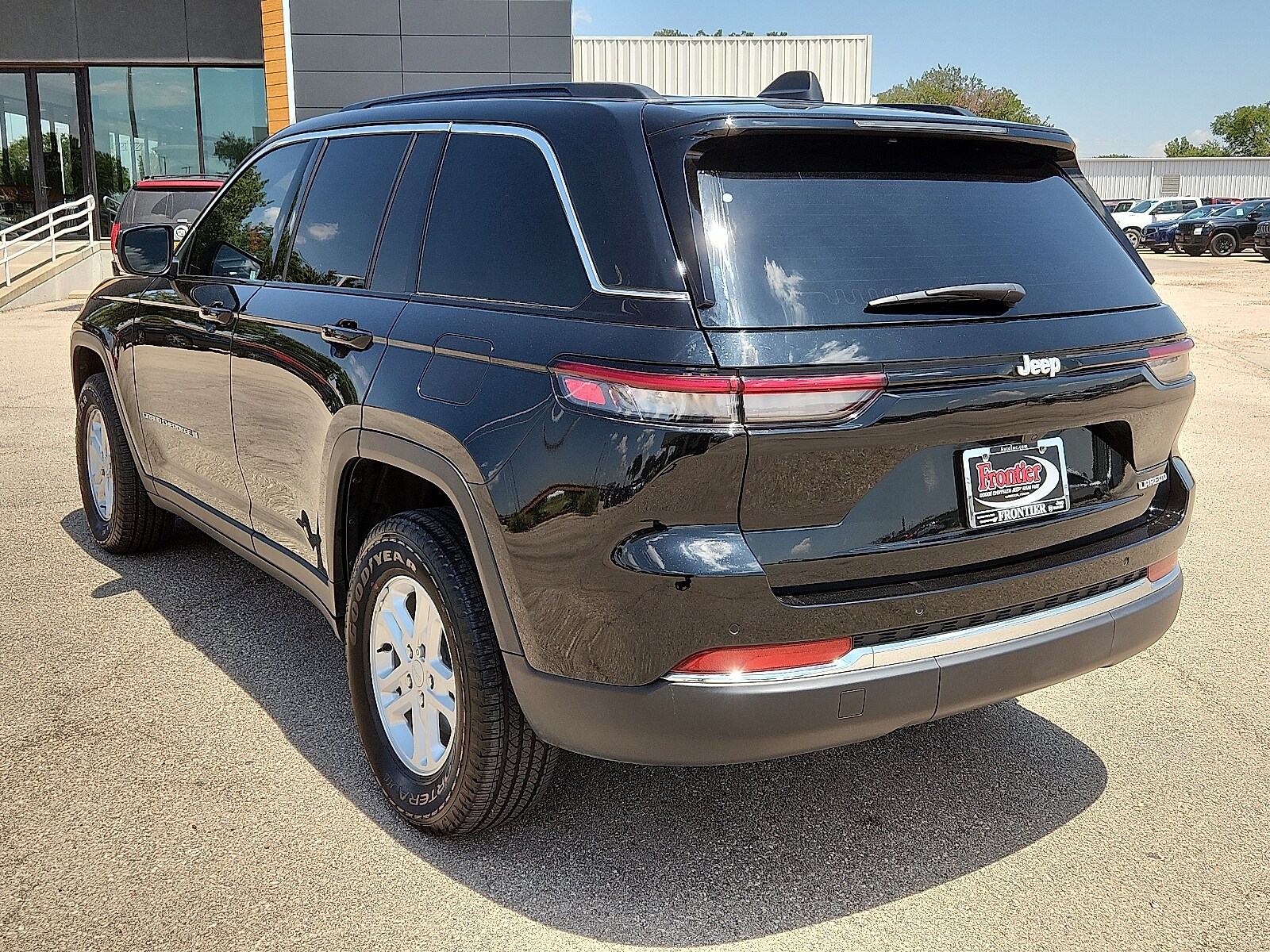 2025 Jeep Grand Cherokee Laredo photo 2