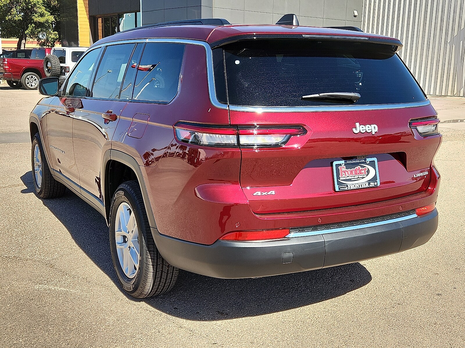 2025 Jeep Grand Cherokee Laredo photo 3