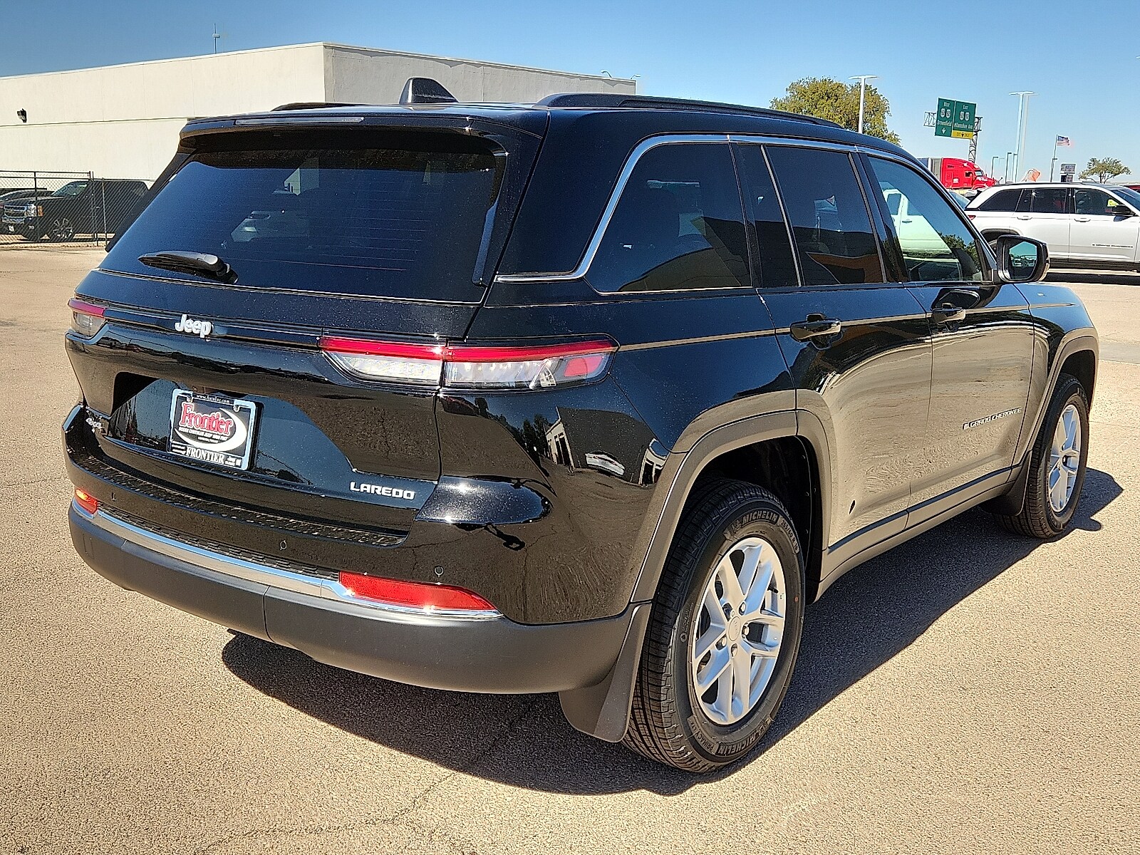 2025 Jeep Grand Cherokee Laredo photo 3