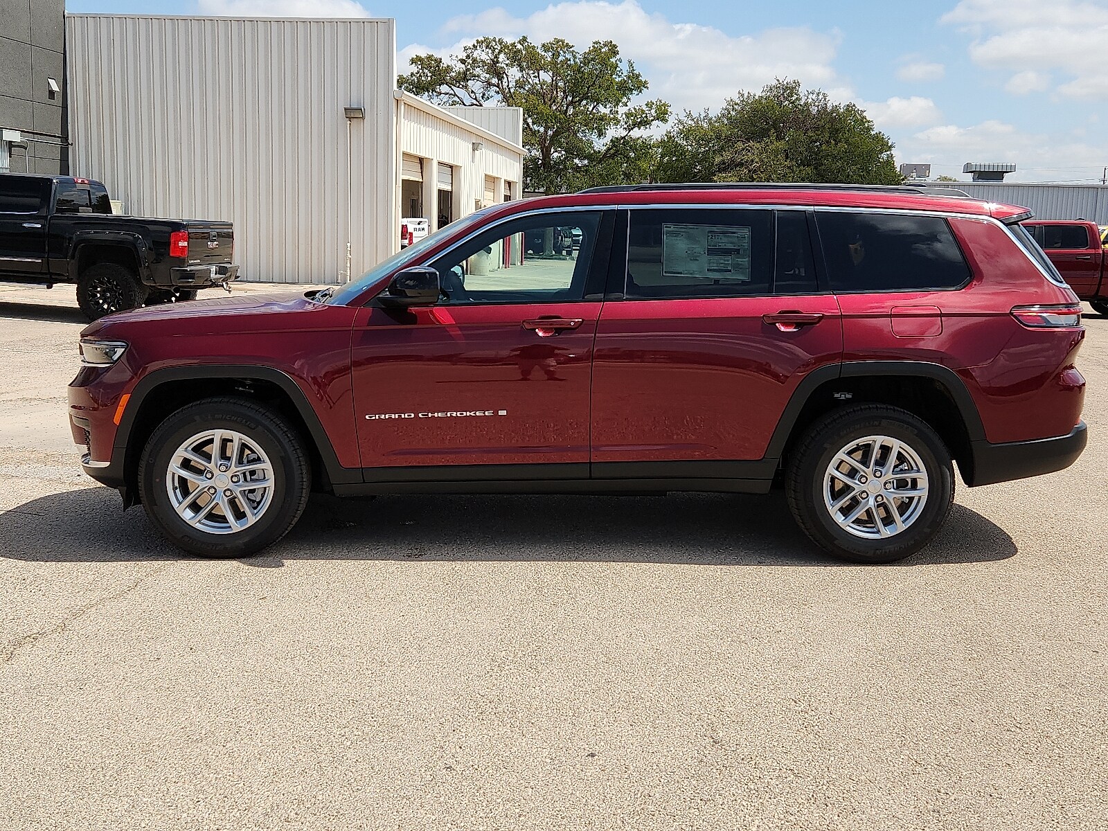2025 Jeep Grand Cherokee Laredo photo 2