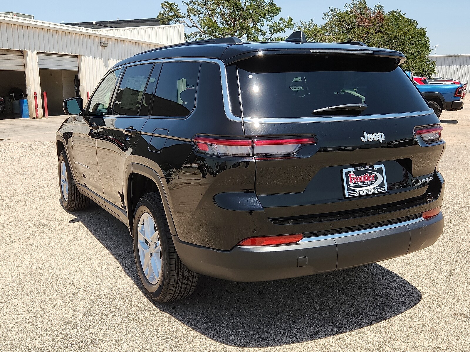 2025 Jeep Grand Cherokee Laredo photo 2