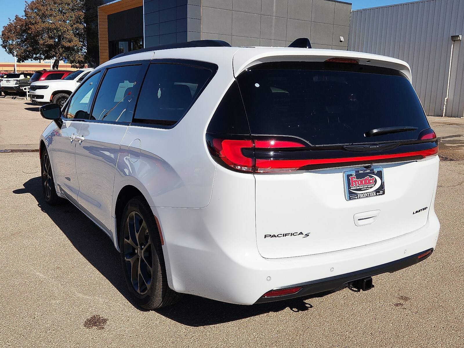 2026 Chrysler Pacifica Limited photo 3