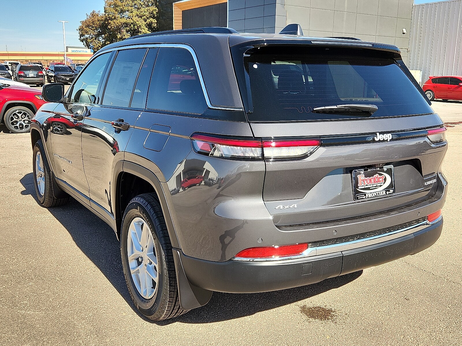 2025 Jeep Grand Cherokee Laredo photo 3