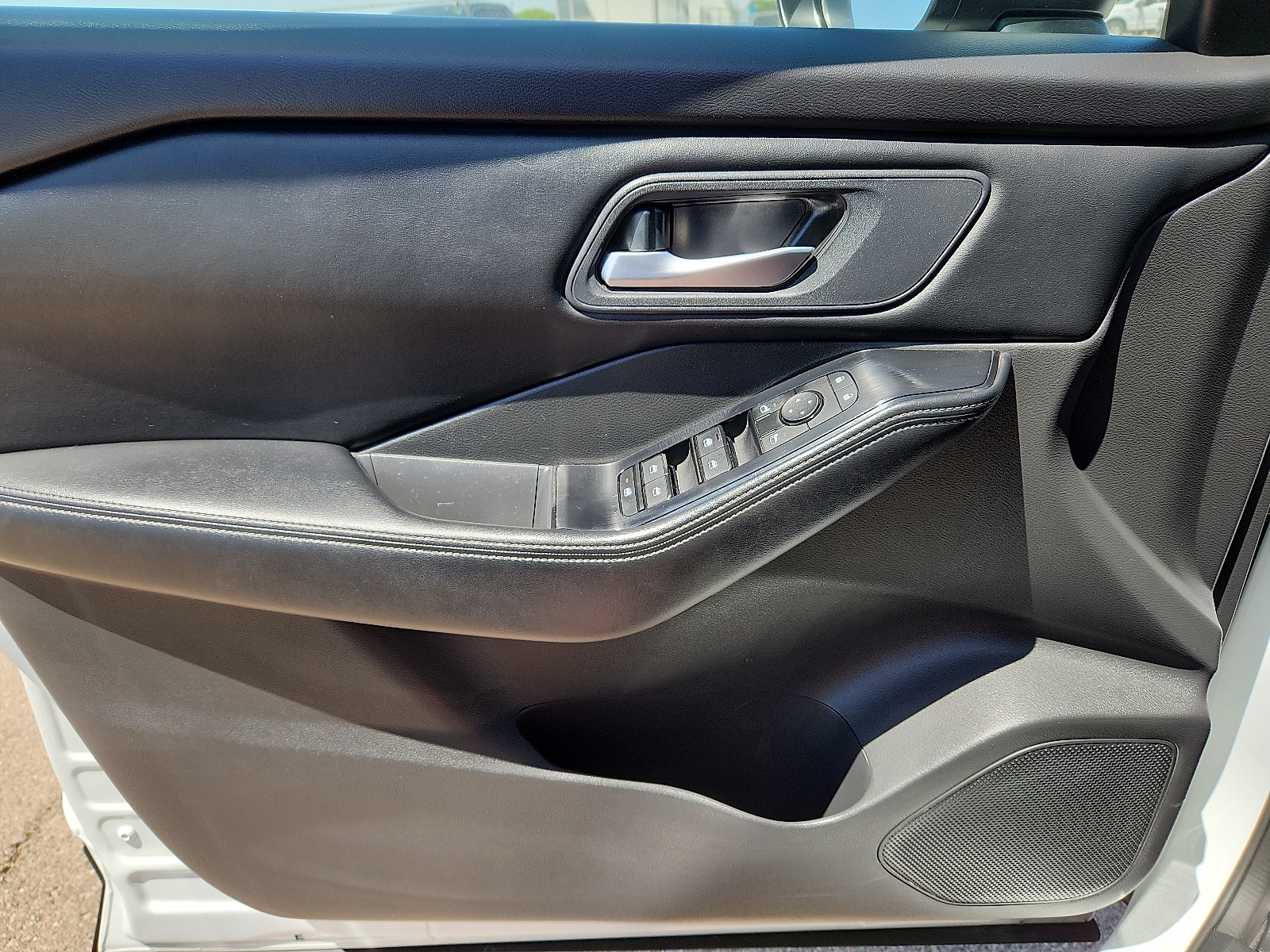 2025 Nissan Rogue SV - Photo 14