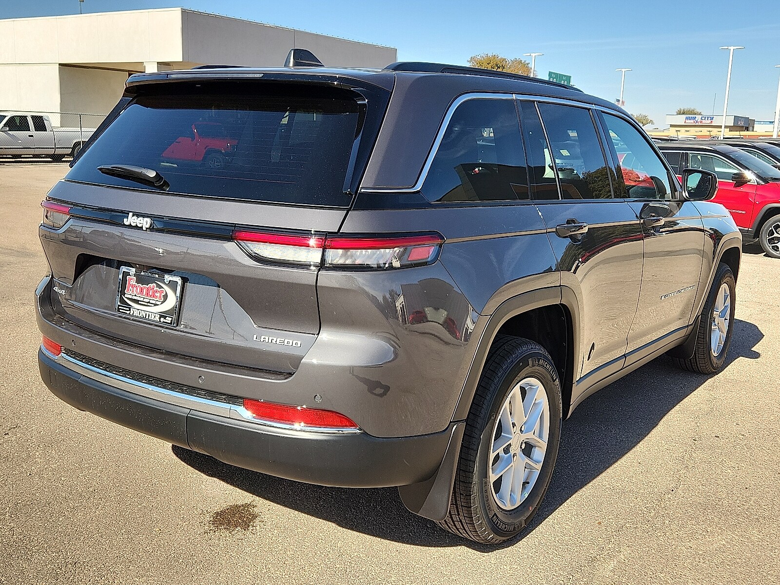 2025 Jeep Grand Cherokee Laredo photo 4