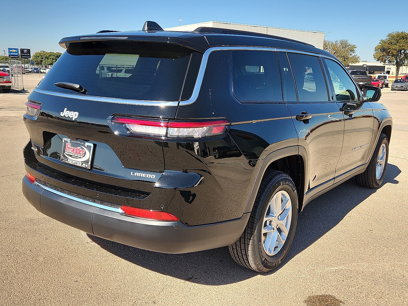 2025 Jeep Grand Cherokee Laredo photo 3