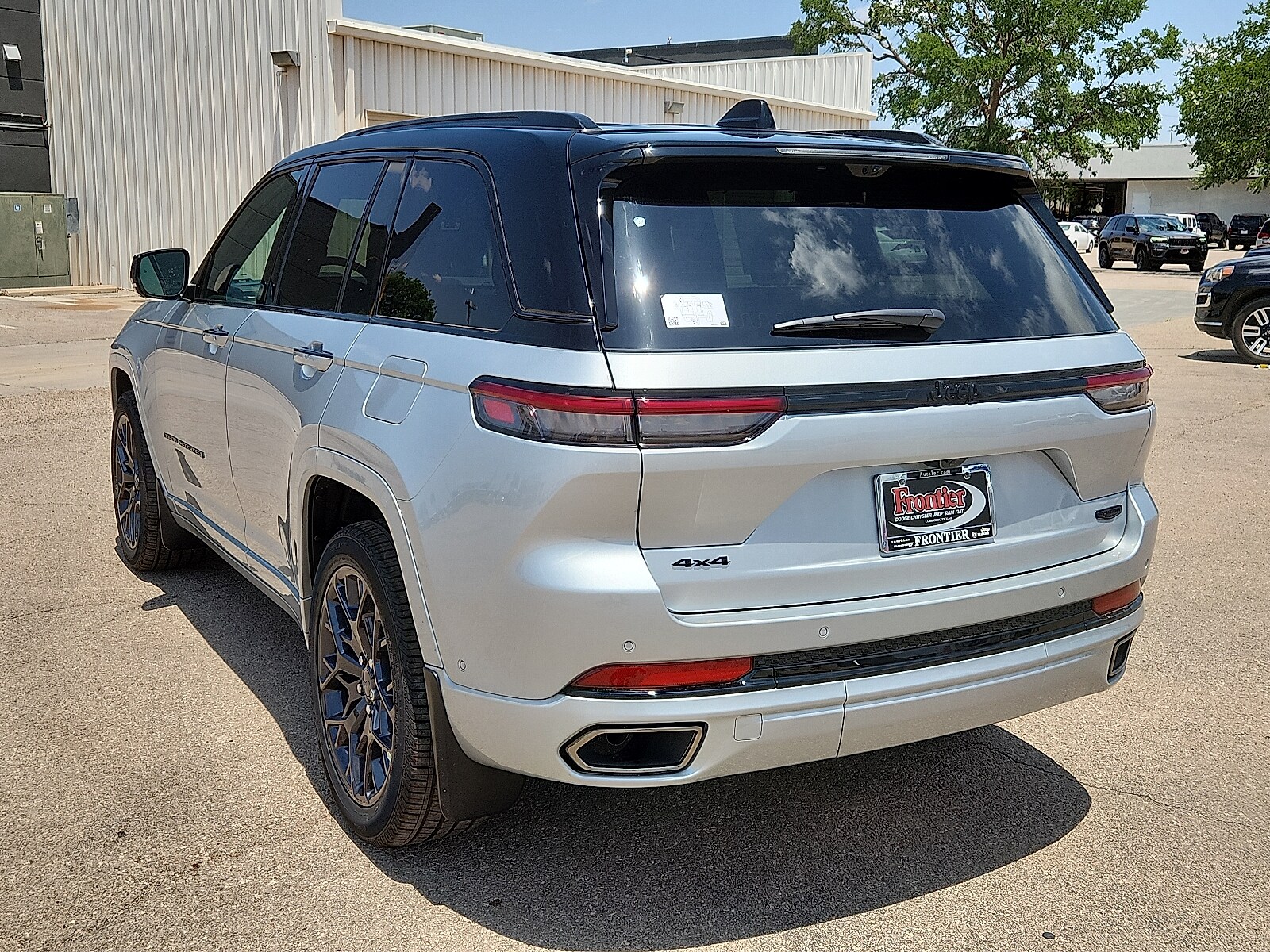 2025 Jeep Grand Cherokee Summit photo 2