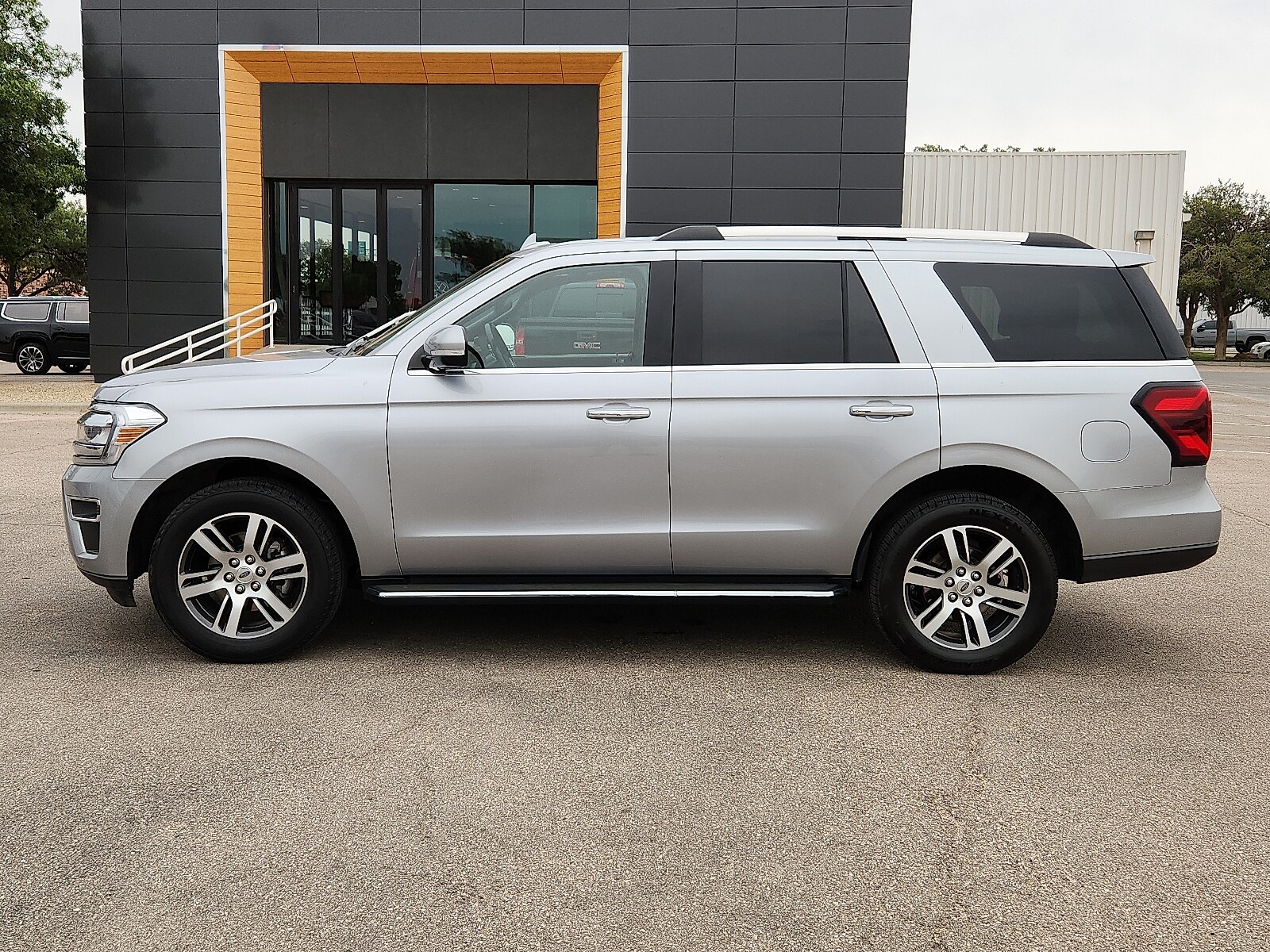 2023 Ford Expedition Limited photo 2