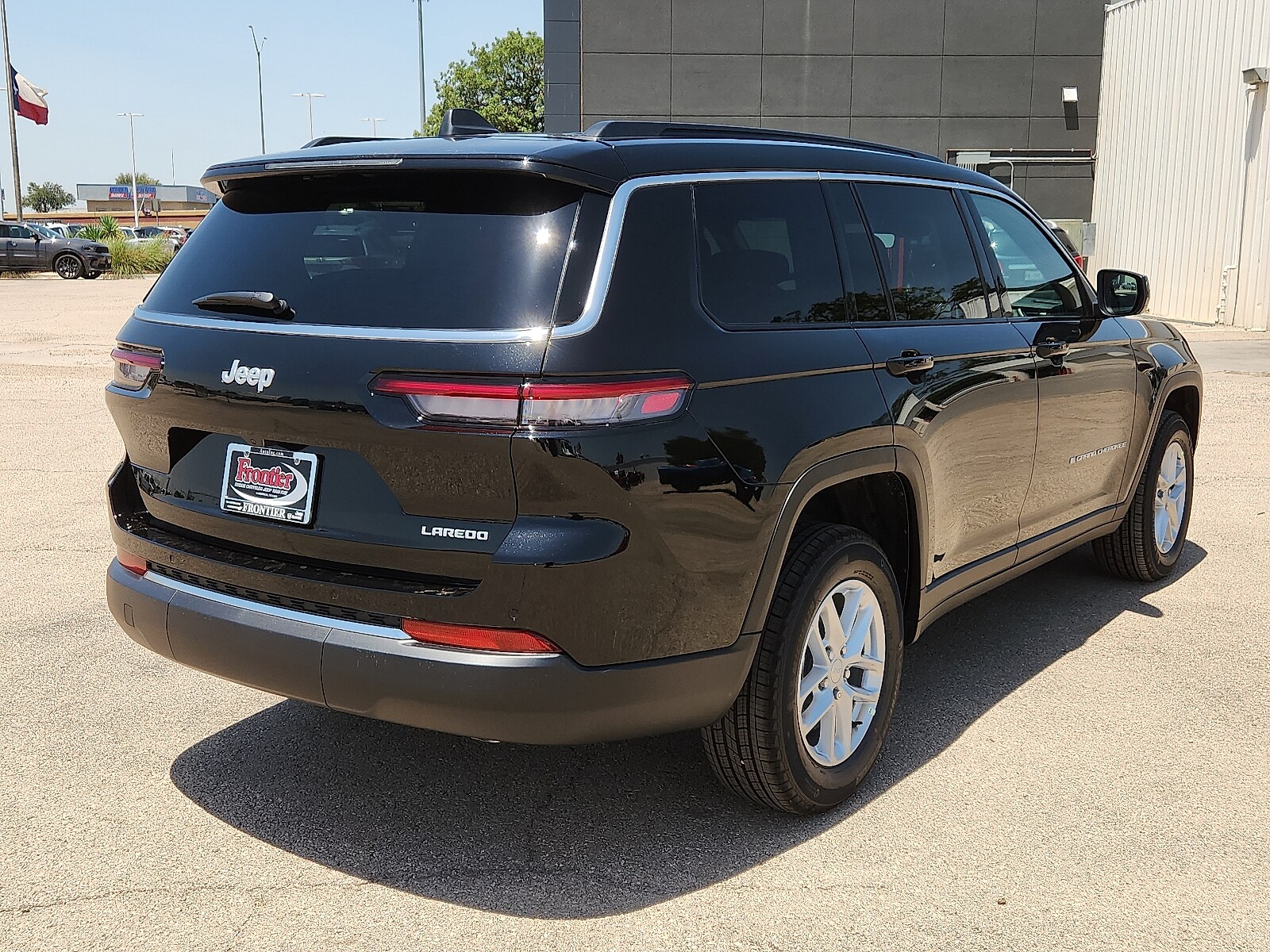 2025 Jeep Grand Cherokee Laredo photo 2