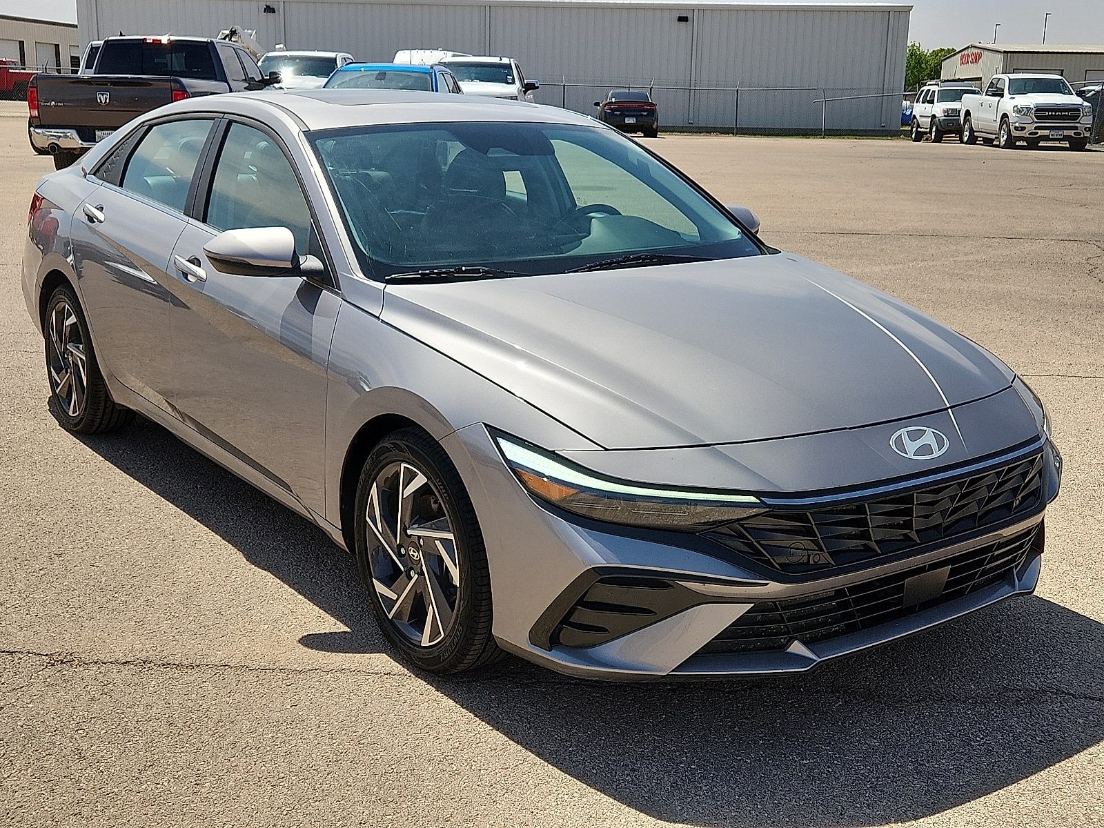 2025 Hyundai Elantra Limited - Photo 6