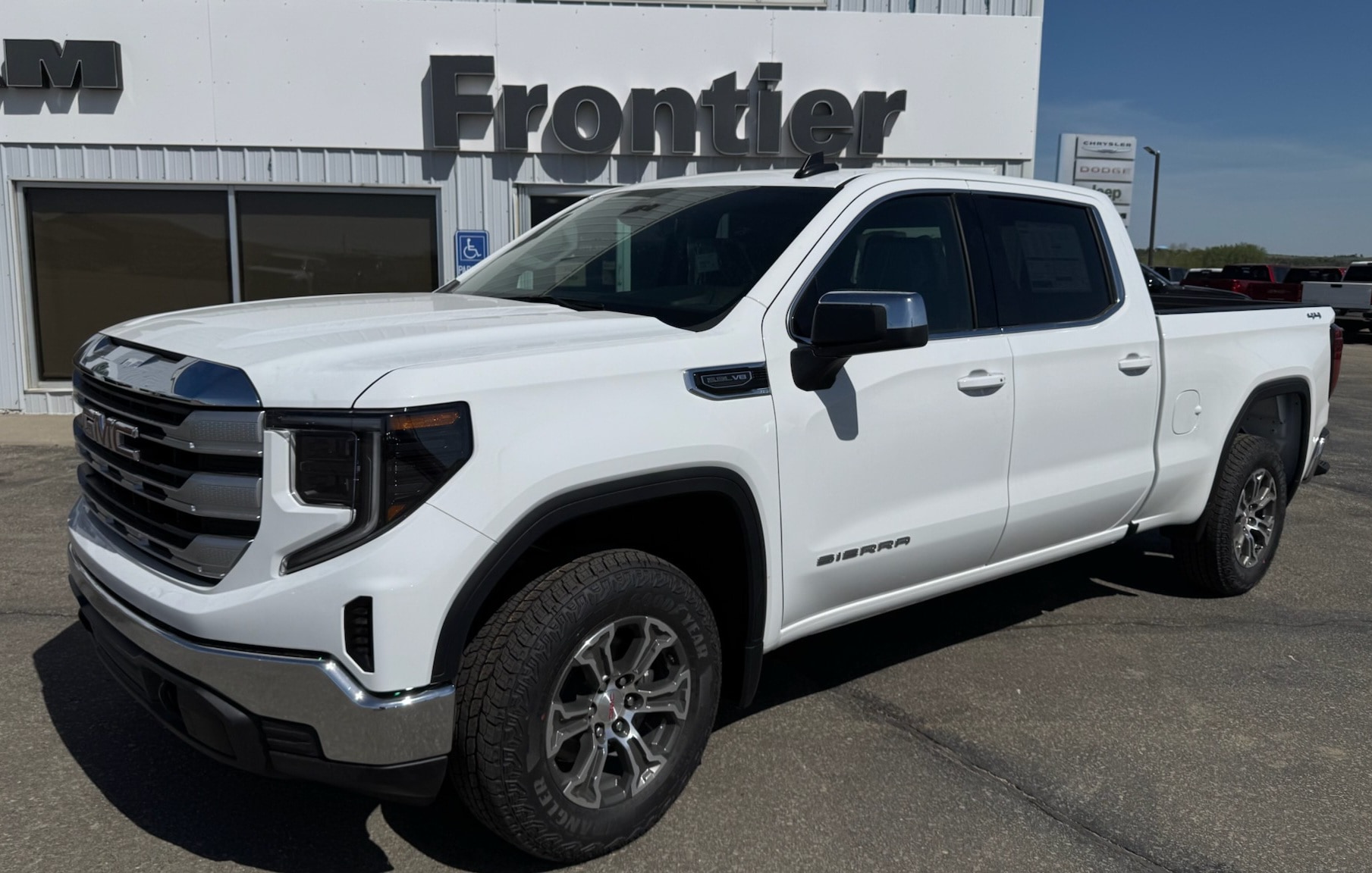 2026 GMC Sierra 4WD Crew Cab Short Box SLE's photo