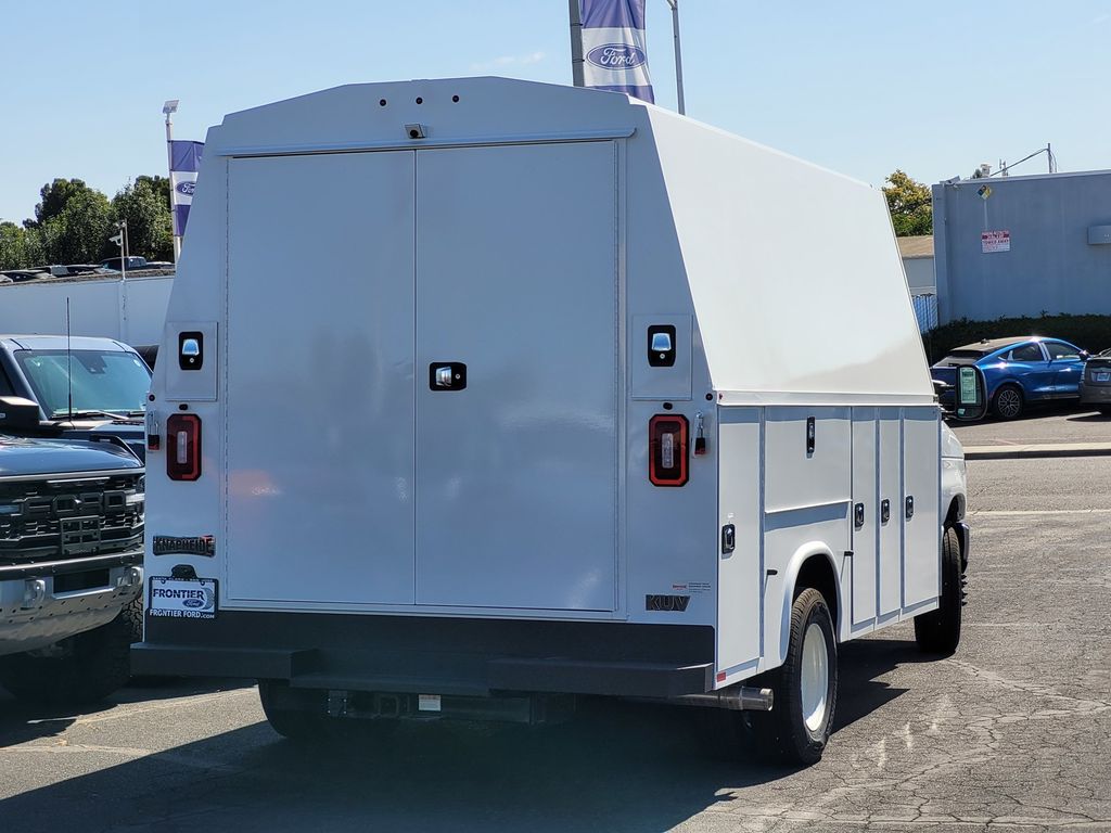 2025 Ford E-450 Cutaway DRW photo 3