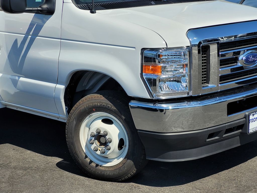 2025 Ford E-450 Cutaway DRW photo 2