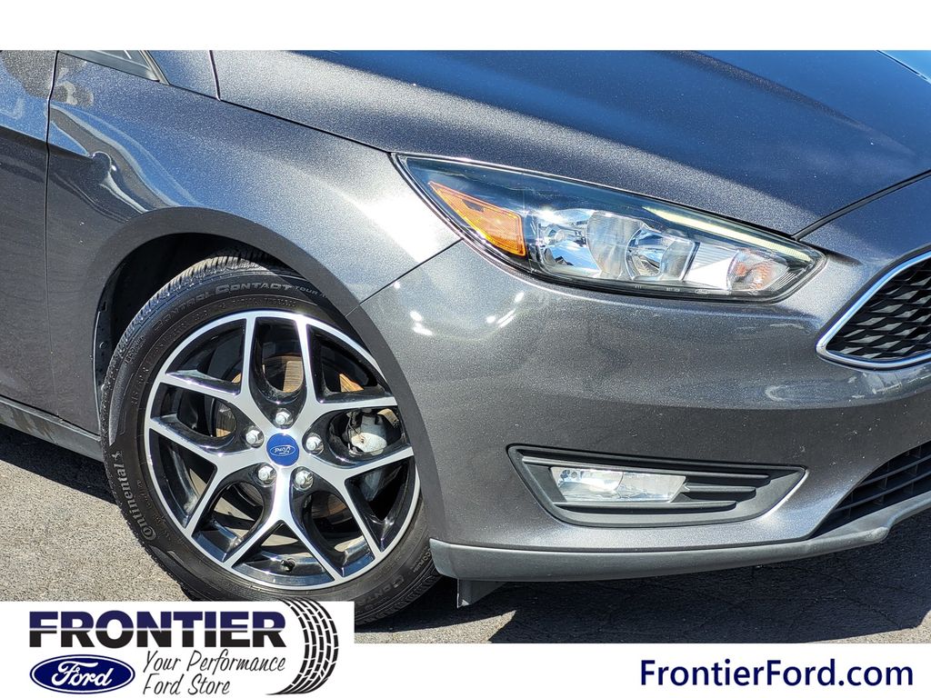 2017 Ford Focus SEL photo 4