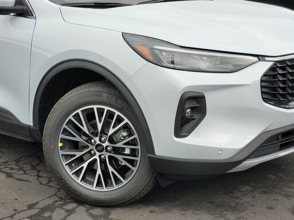 2025 Ford Escape Titanium photo 3