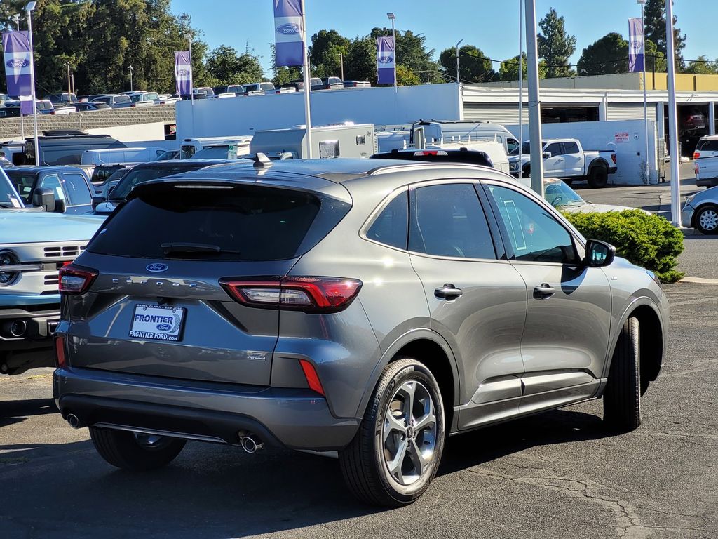 2024 Ford Escape ST-Line photo 4