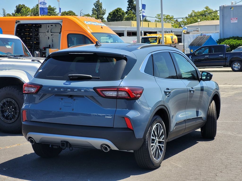 2025 Ford Escape Titanium photo 4