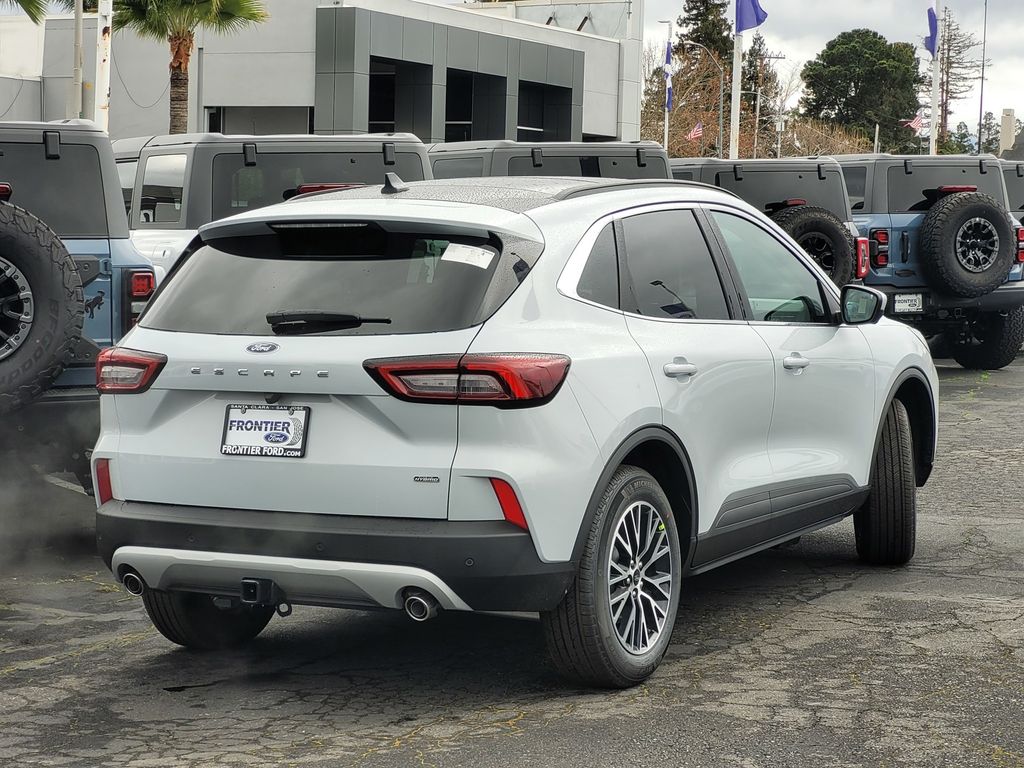 2025 Ford Escape Titanium photo 4