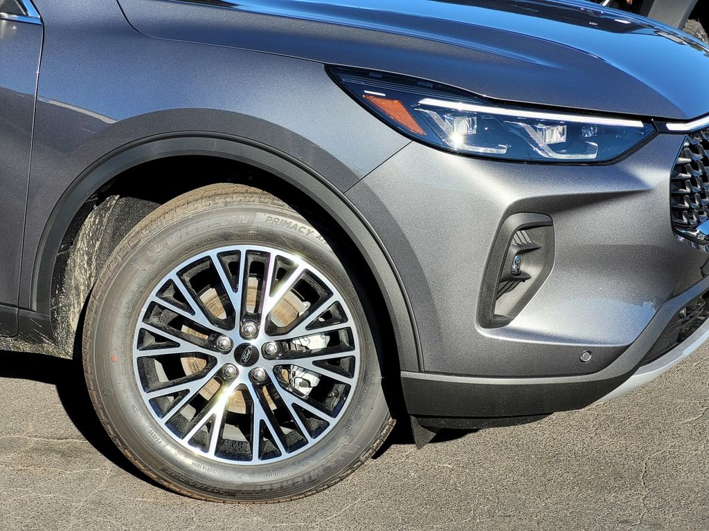 2025 Ford Escape Titanium photo 3