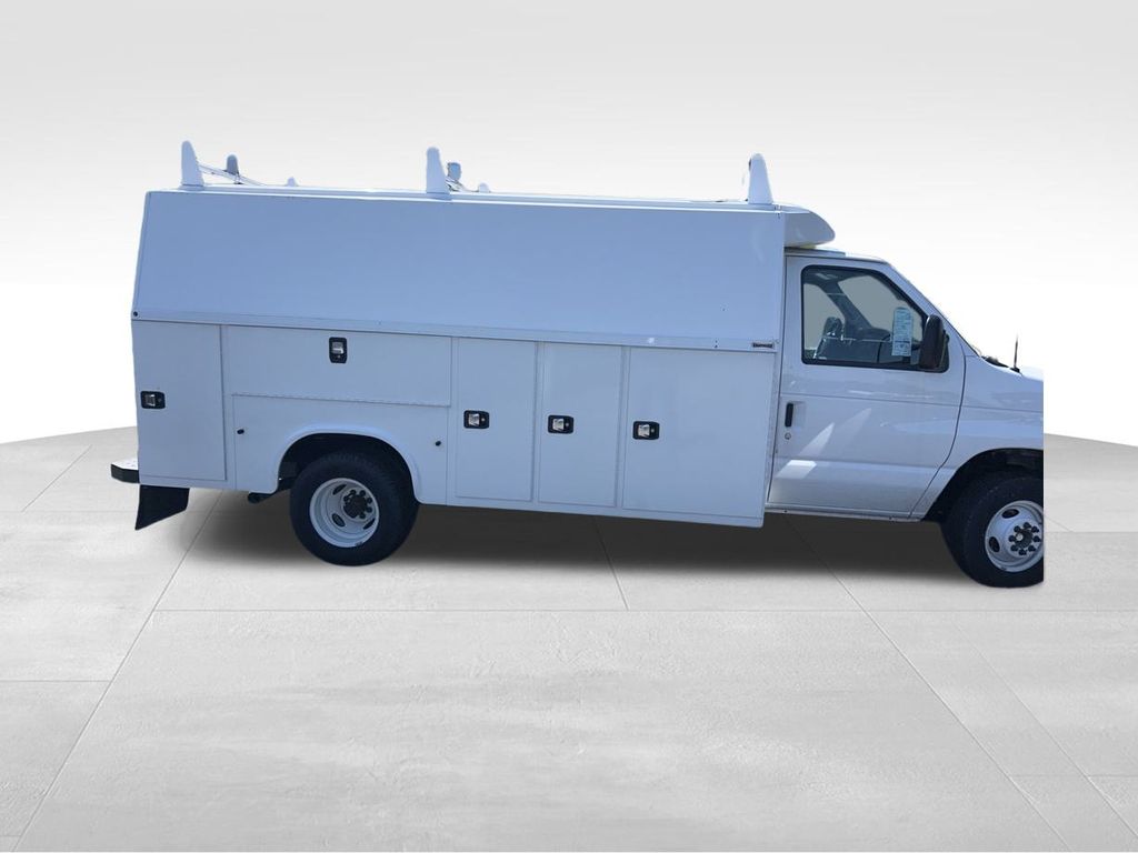 2024 Ford E-450 photo 2