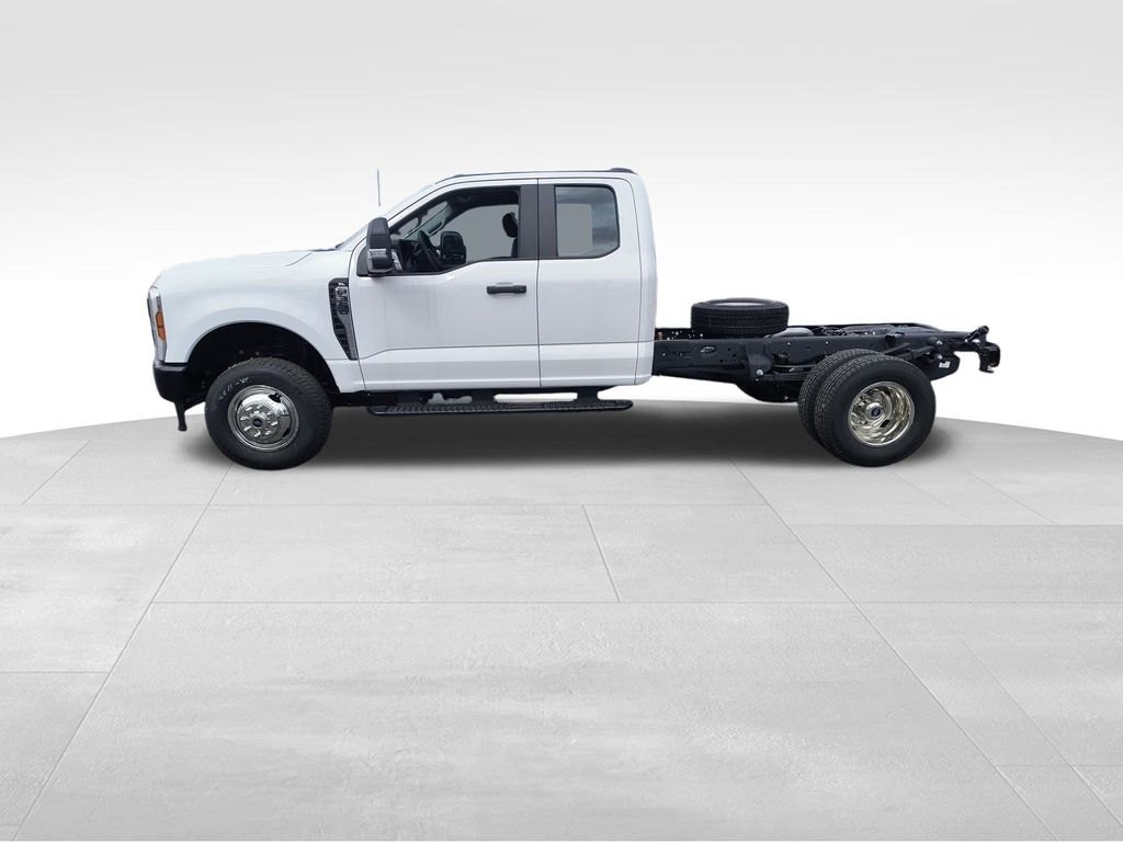 2024 Ford F-350 photo 2