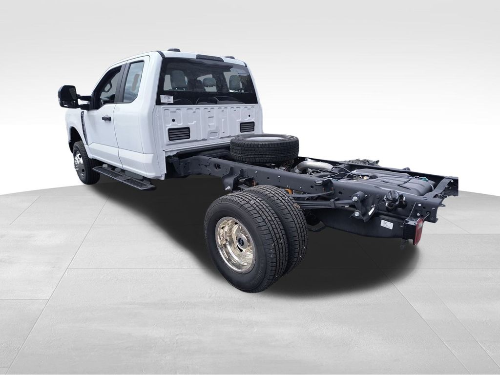 2024 Ford F-350 photo 3