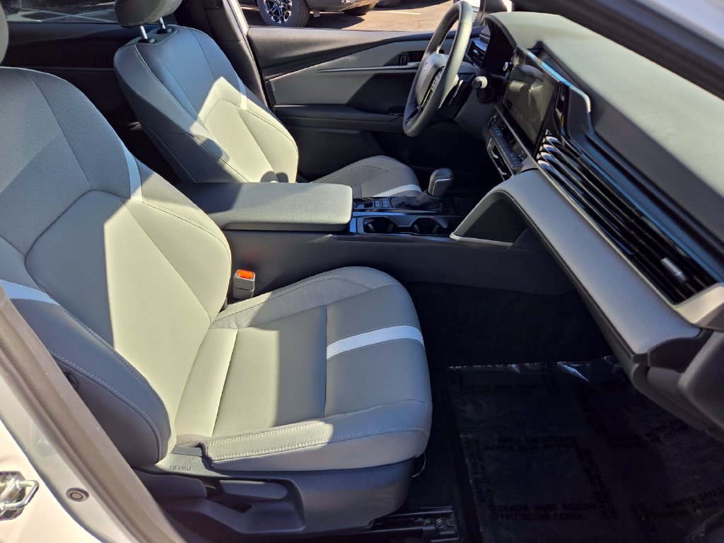 2025 Toyota Camry SE - Photo 15