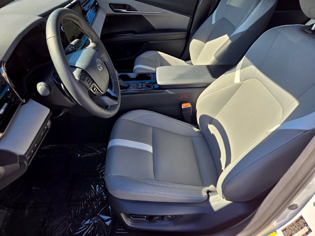 2025 Toyota Camry SE - Photo 10