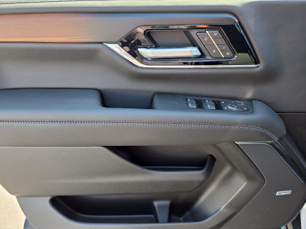 2026 GMC Yukon Denali - Photo 14