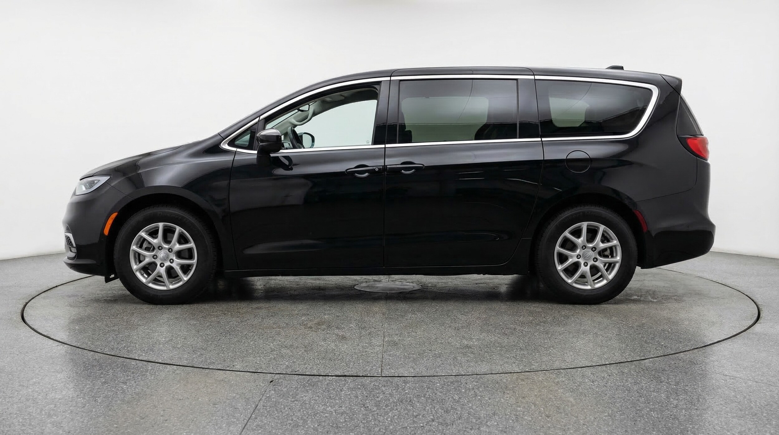 Thumbnail: 2024 Chrysler Voyager - 4