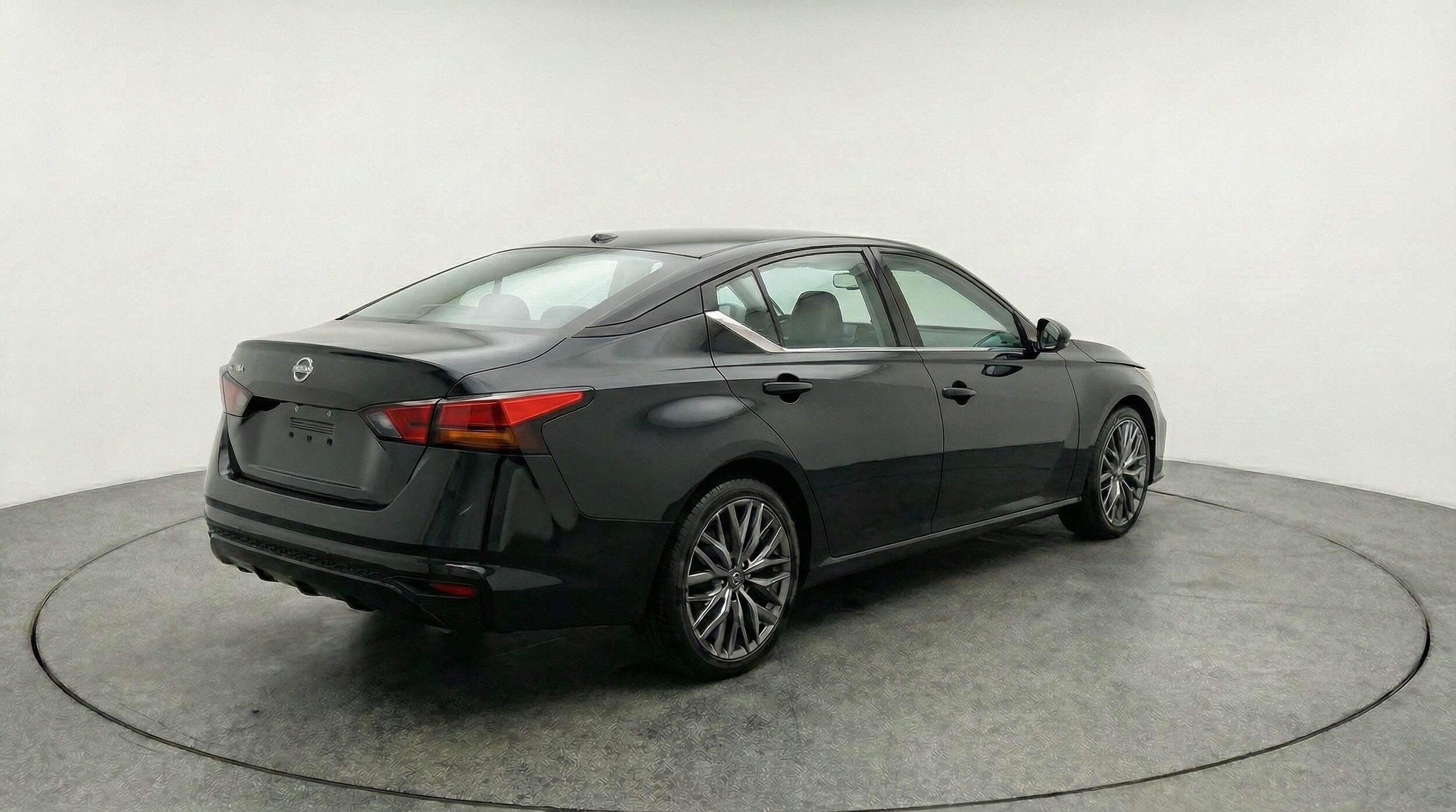 2025 Nissan Altima SV - Photo 9
