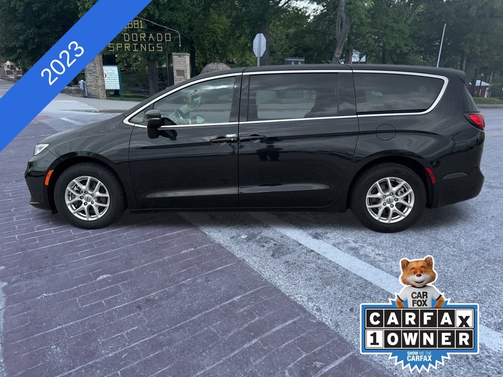 Used 2023 Chrysler Pacifica Touring L with VIN 2C4RC1BG1PR591504 for sale in Kansas City