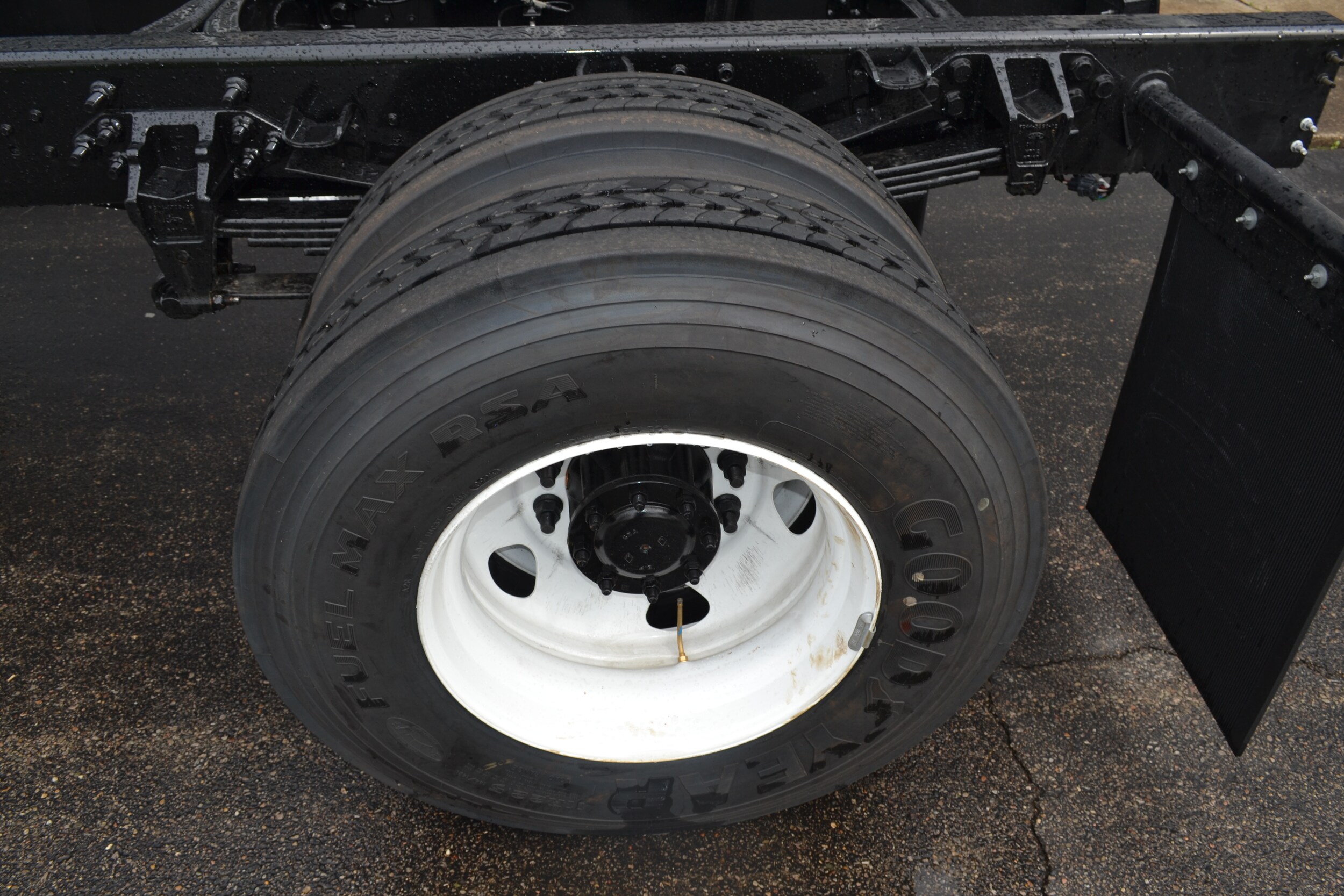 2025 Ford F-750 SuperCab photo 2