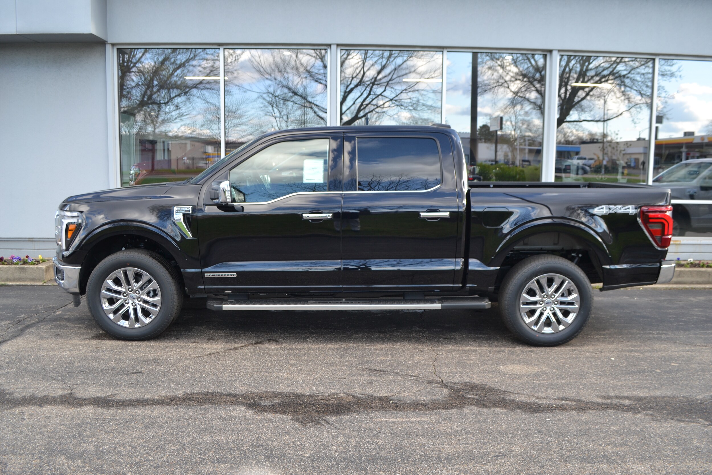 2025 Ford F-150 Lariat photo 2