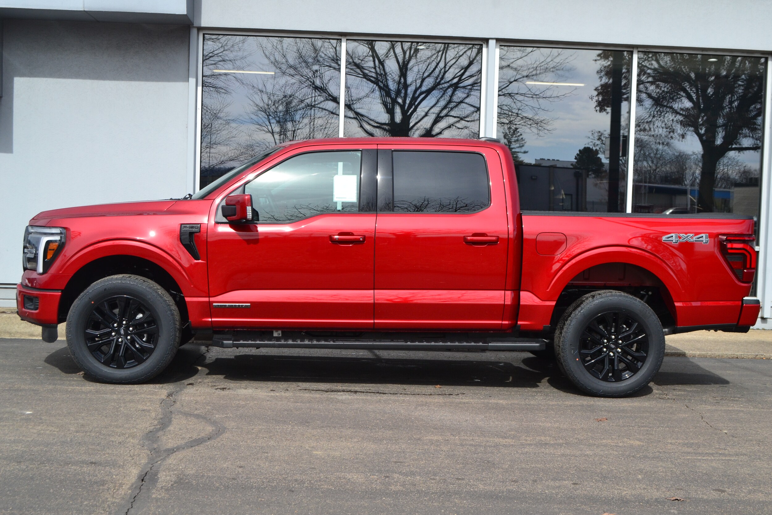 2025 Ford F-150 Lariat photo 2