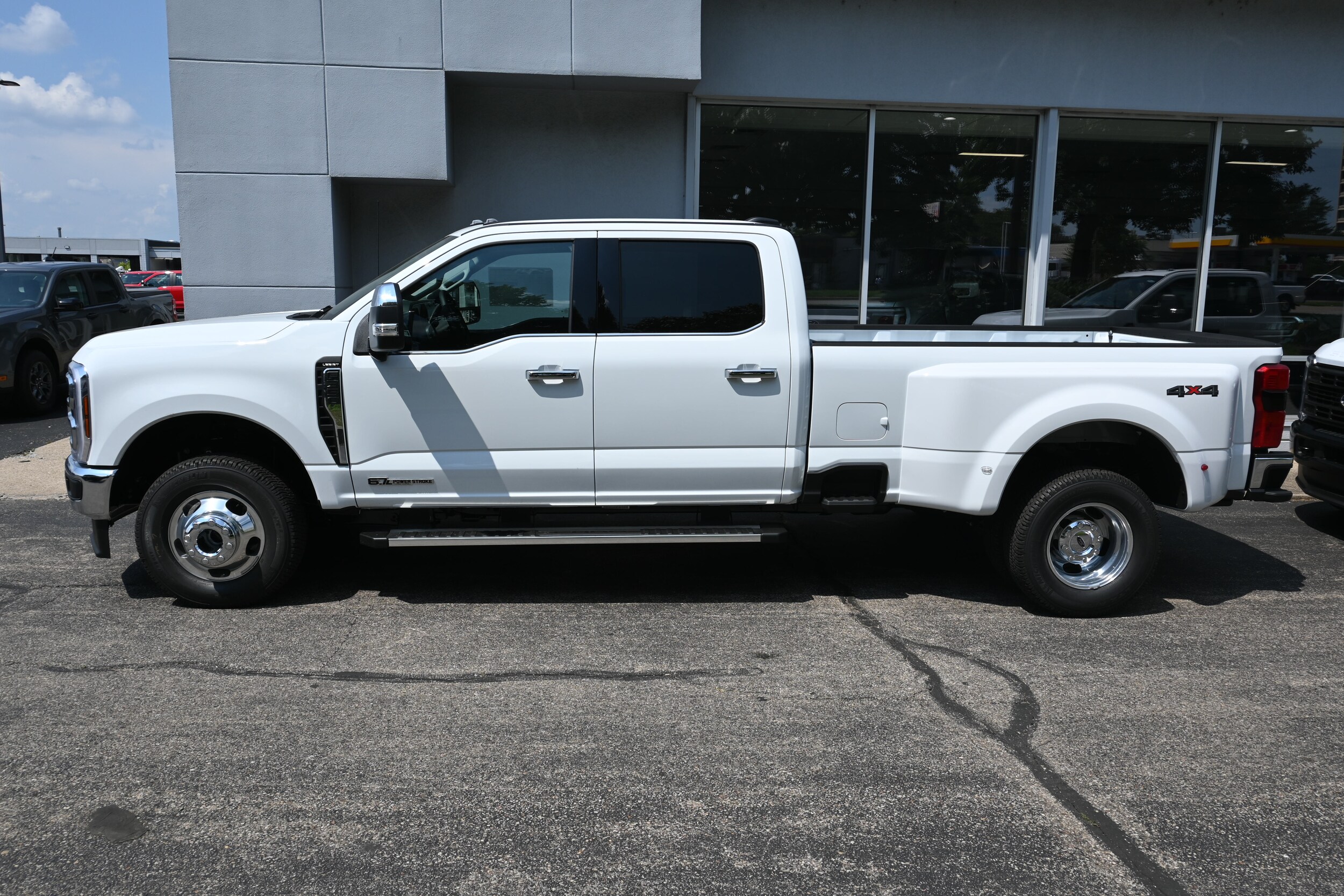 2025 Ford F-350 Lariat photo 2
