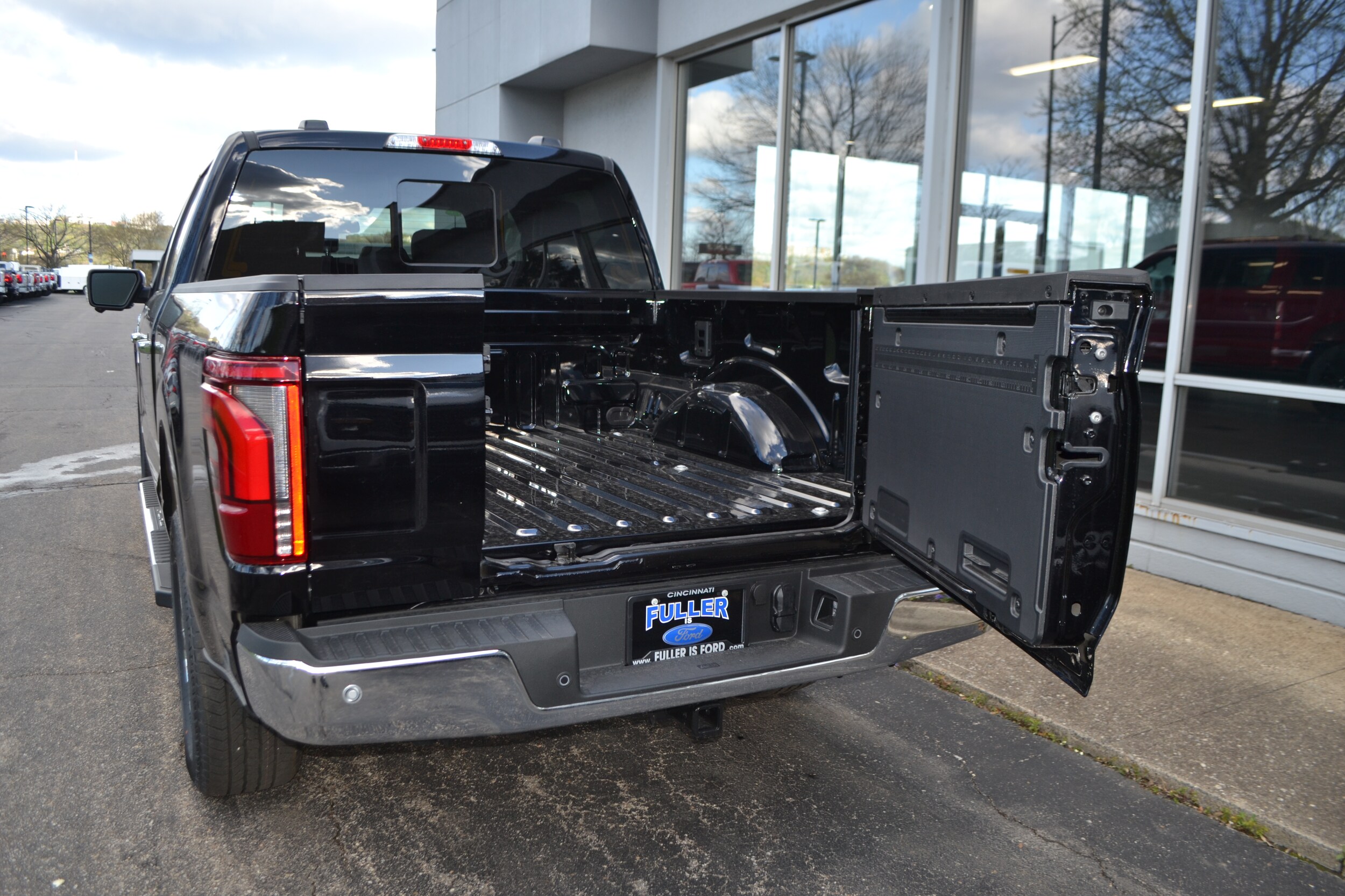 2025 Ford F-150 Lariat photo 4