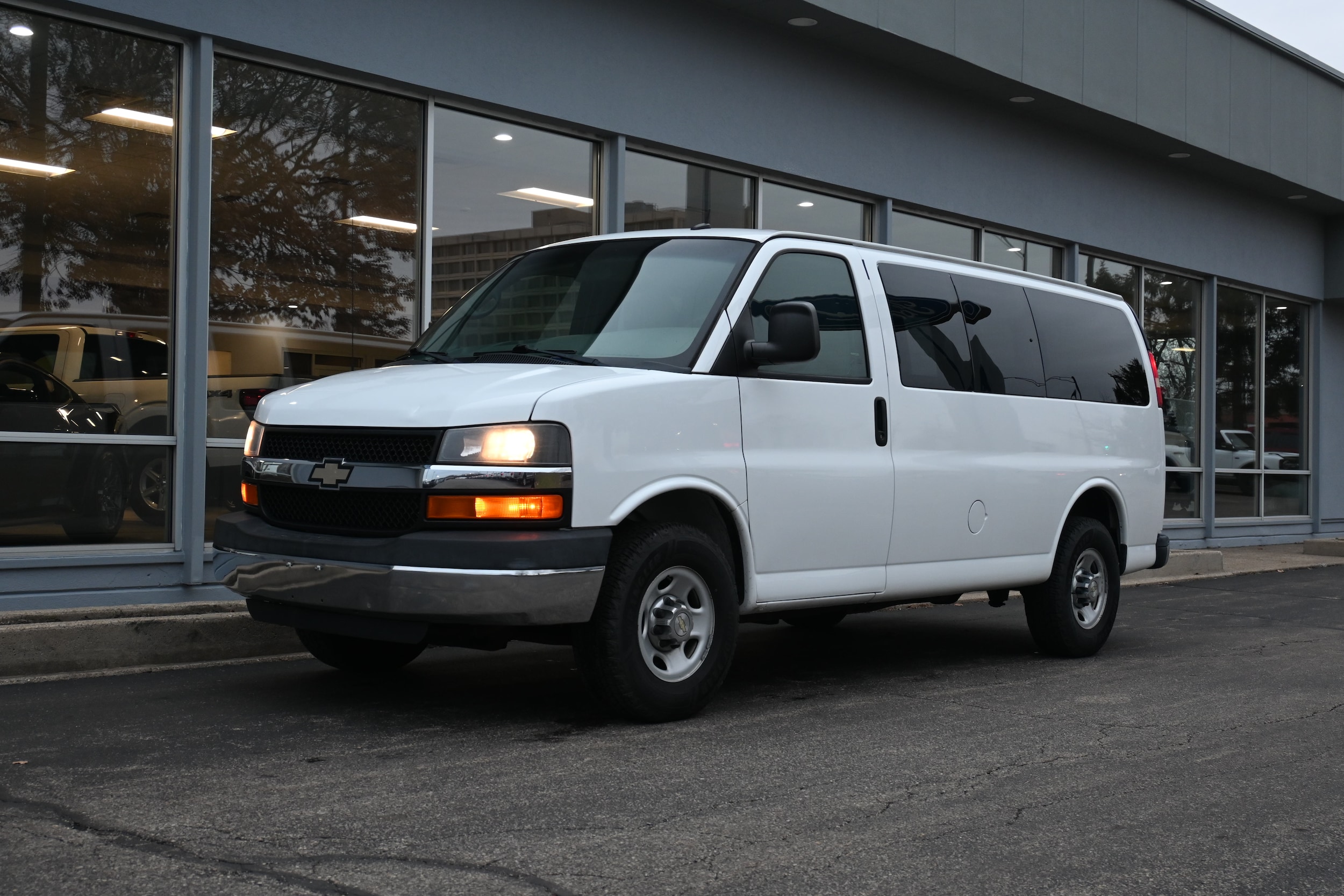 2015 Chevrolet Express Passenger LS's photo