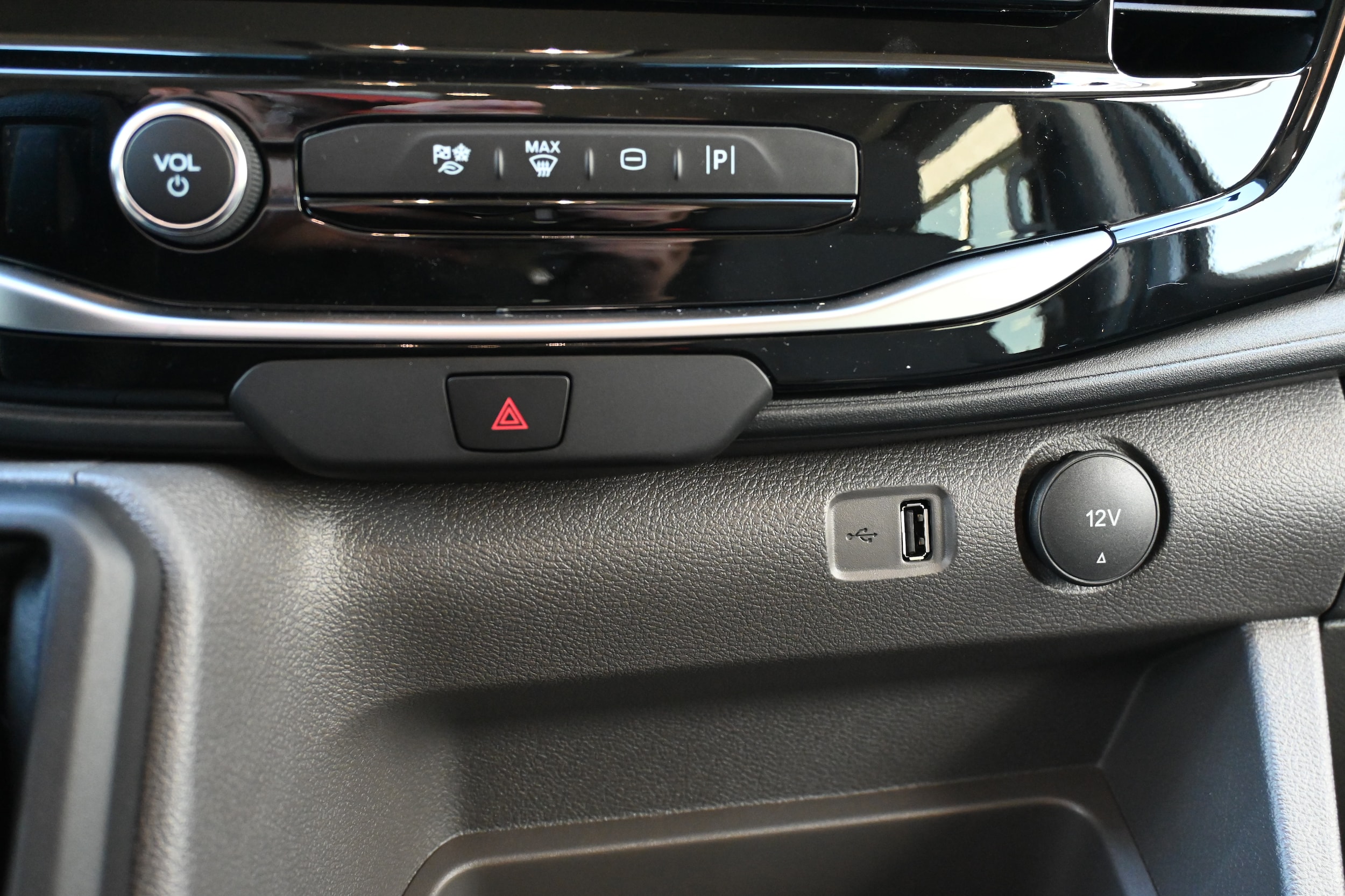 2025 Ford Transit Passenger Van XLT - Photo 24