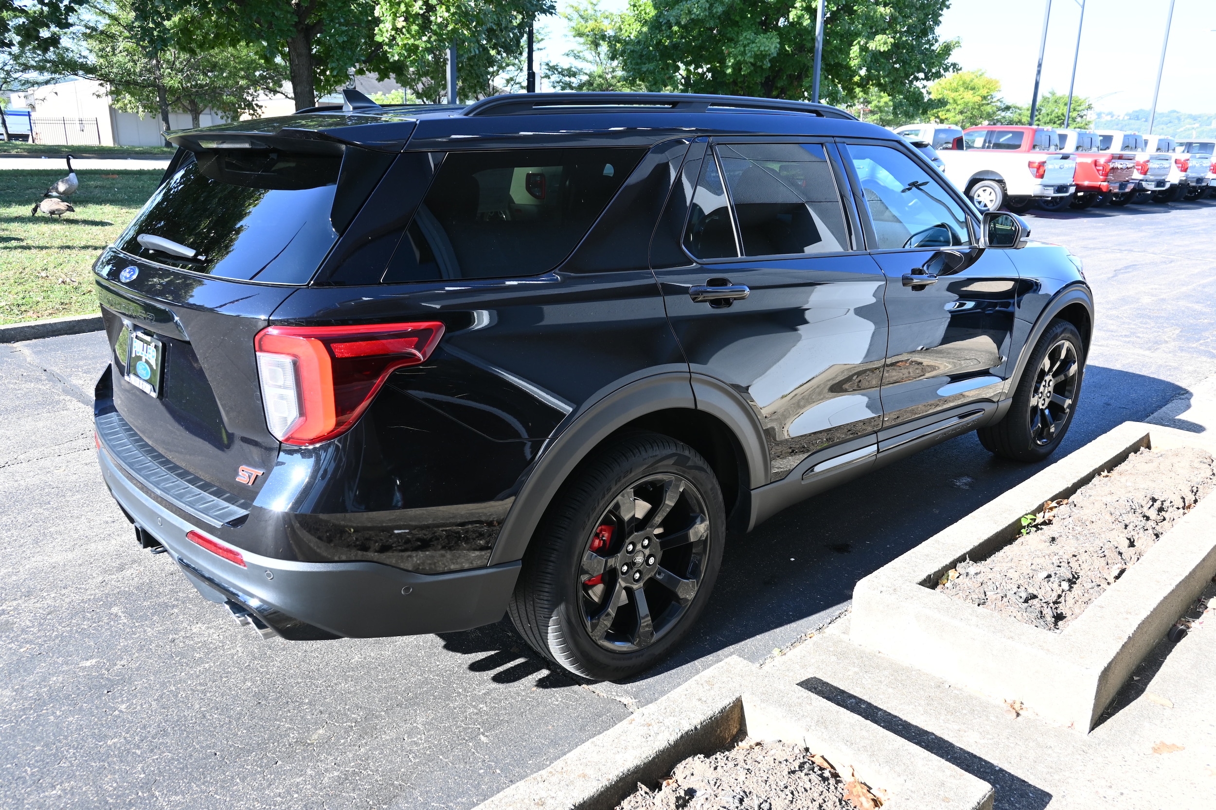 2022 Ford Explorer ST photo 4