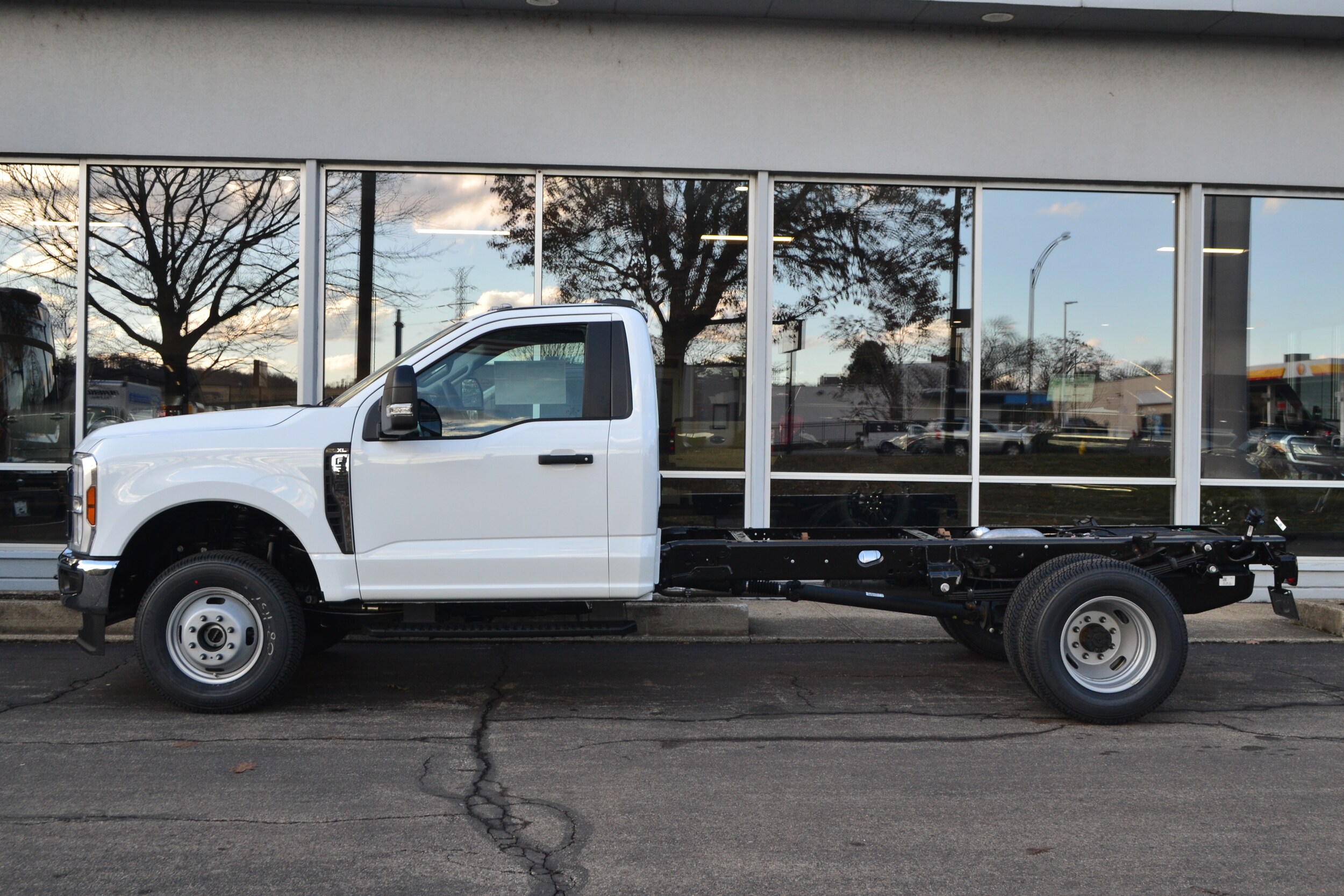 2025 Ford F-350 XL photo 2