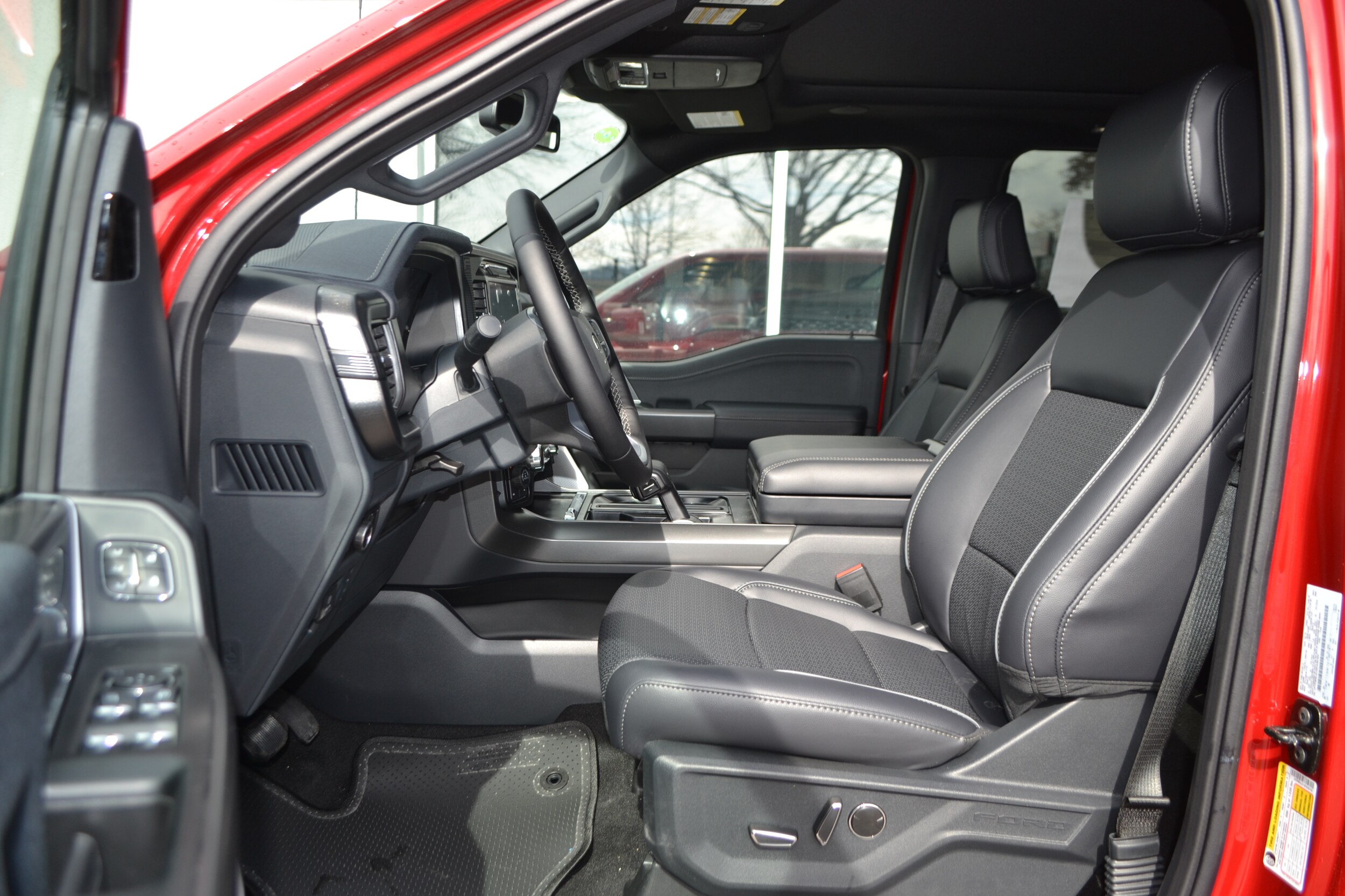 2025 Ford F-150 Lariat photo 4