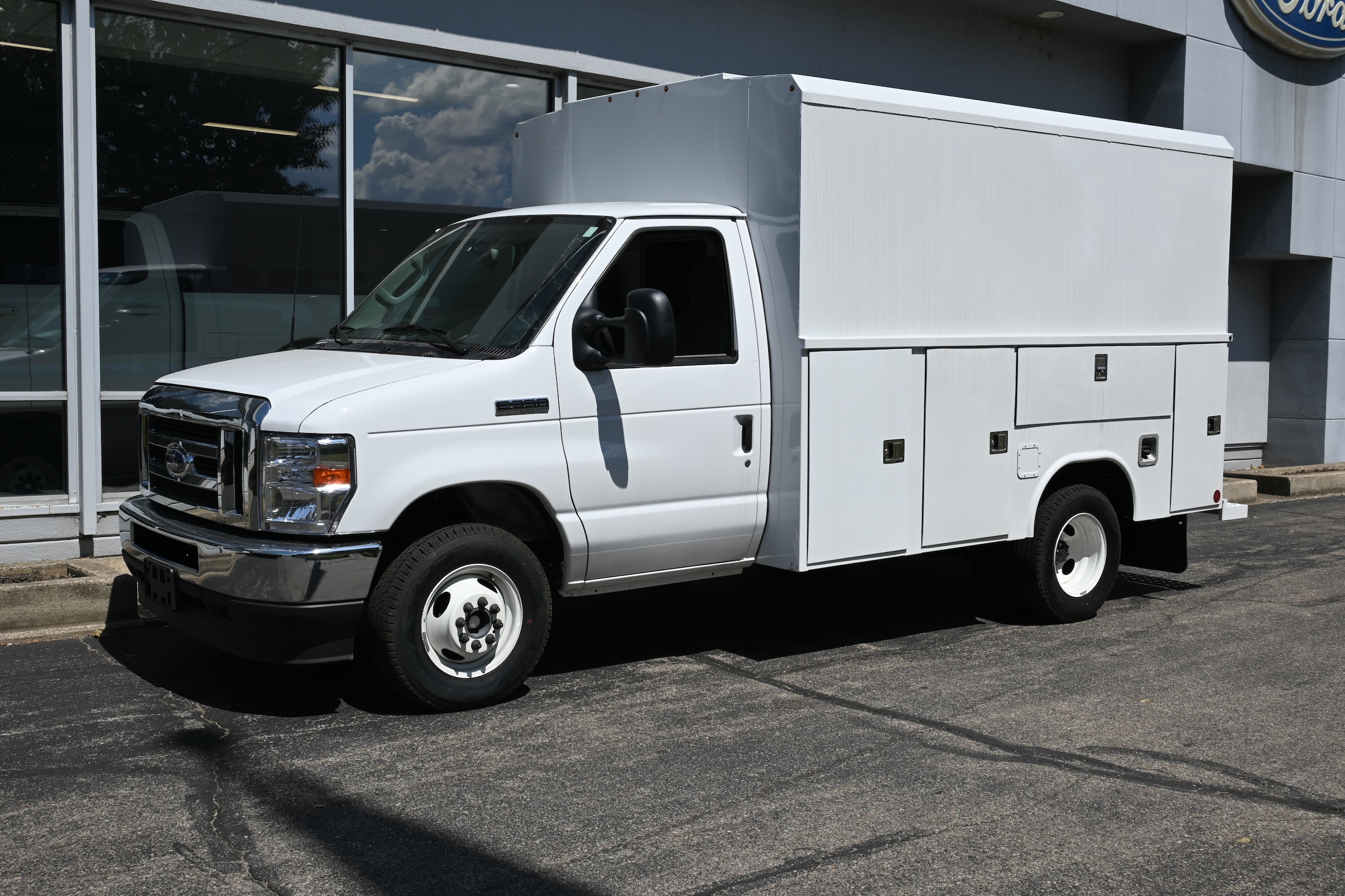 2025 Ford E-Series Cutaway Base's photo