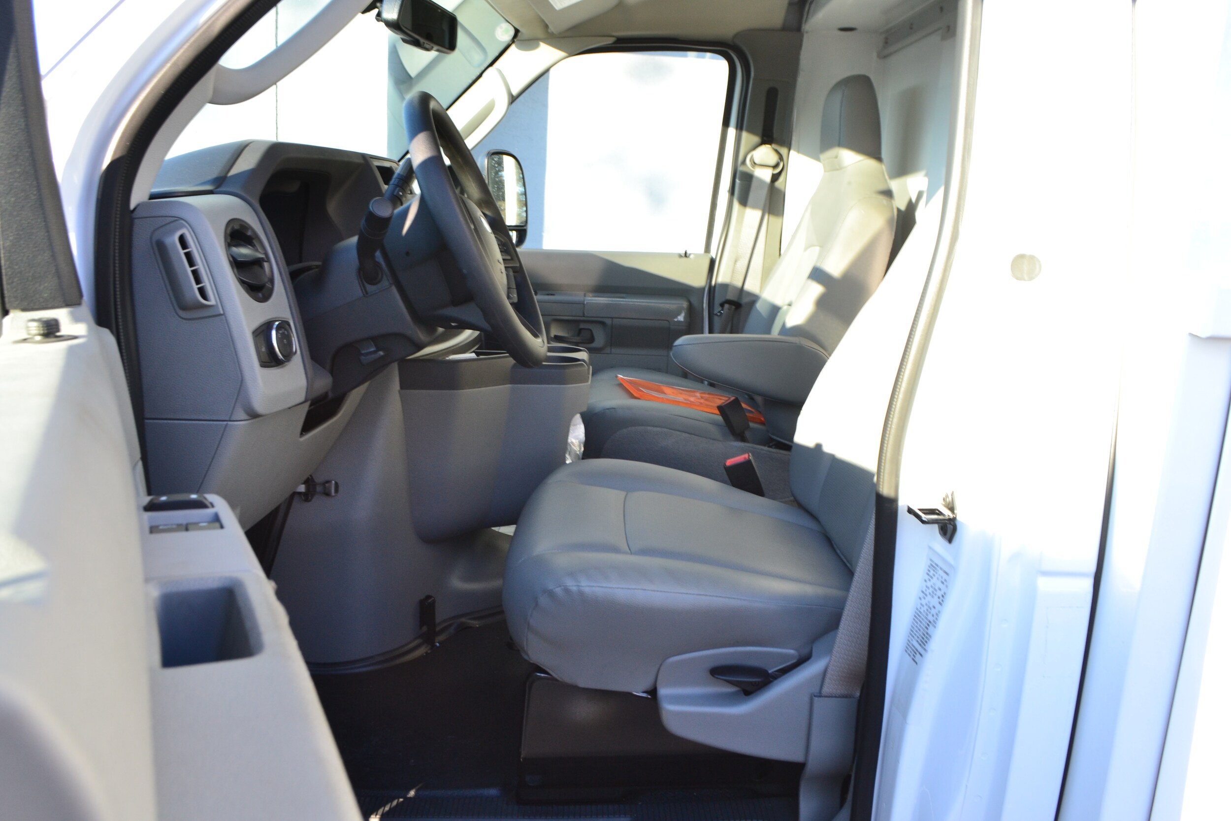 2025 Ford E-350 Base photo 4
