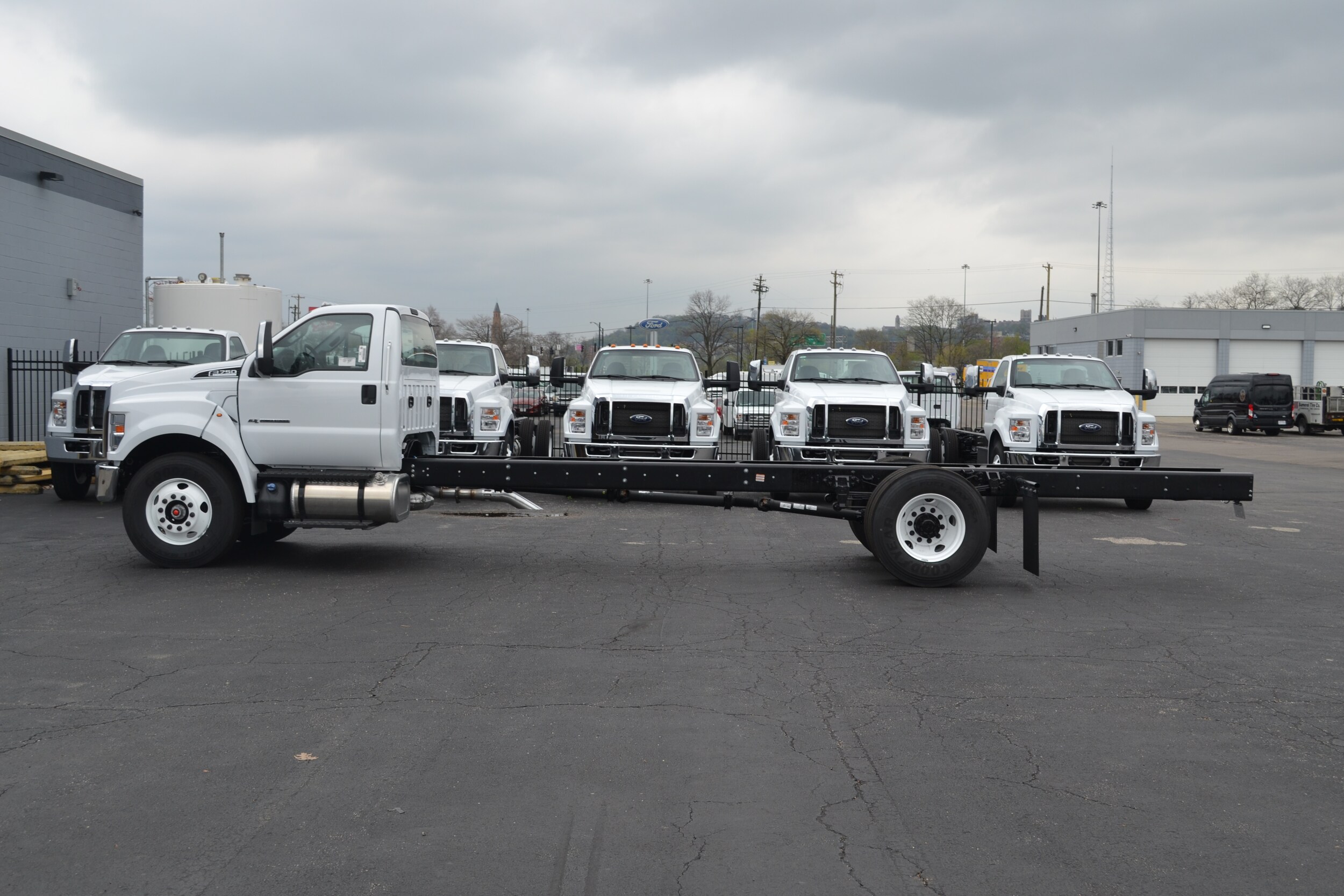 2025 Ford F-750 SuperCab photo 2