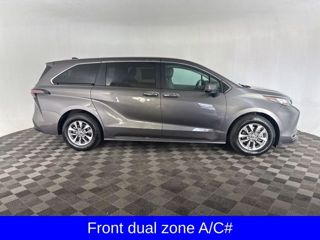 2023 Toyota Sienna XLE photo 4