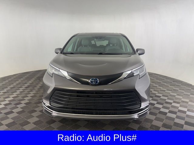 2023 Toyota Sienna XLE photo 2