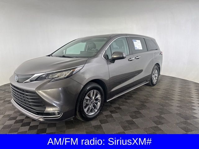 2023 Toyota Sienna XLE photo 3