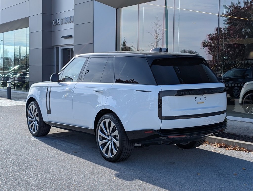 2025 Land Rover Range Rover SE photo 3