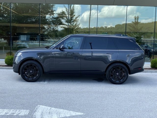 2025 Land Rover Range Rover SE photo 2